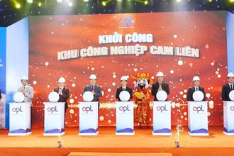 Các đại biểu thực hiện nghi thức khởi công dự án Khu công nghiệp Cam Liên, tỉnh Quảng Trị chào mừng Đại hội XIV của Đảng.