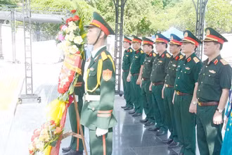 Đoàn công tác dâng hoa tại Nghĩa trang liệt sĩ Quốc gia Đường 9.