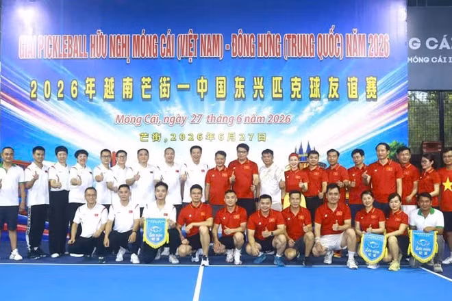 Lãnh đạo các địa phương biên giới Quảng Ninh (Việt Nam) và thành phố Đông Hưng (Trung Quốc) chụp ảnh lưu niệm với vận động viên.