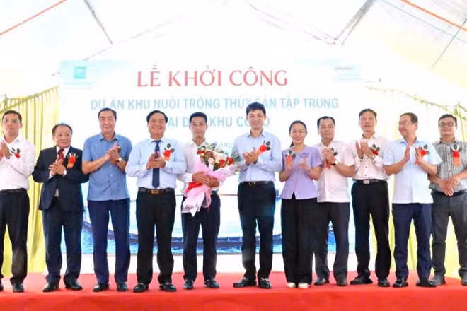 Lãnh đạo tỉnh và các sở, ngành tặng hoa chúc mừng chủ đầu tư dự án.