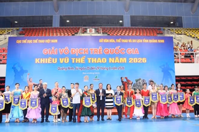 Ban tổ chức tặng cờ lưu niệm cho các đoàn tham gia giải.