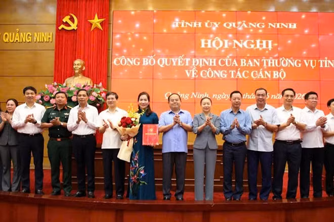 Ban Thường vụ Tỉnh ủy và Đảng ủy Ủy ban nhân dân tỉnh tặng hoa chúc mừng đồng chí Nguyễn Thị Hạnh.