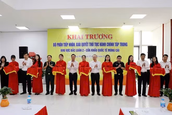 Các đại biểu cắt băng khai trương Bộ phận tiếp nhận, giải quyết thủ tục hành chính tập trung khu vực Bắc Luân II (cửa khẩu quốc tế Móng Cái).