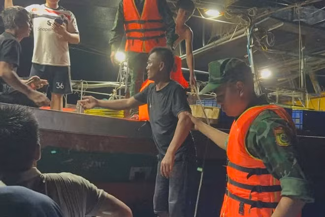Cán bộ, chiến sĩ Đồn Biên phòng Quảng Đức tiếp cận và cứu nạn thành công 3 ngư dân gặp nạn trên biển.