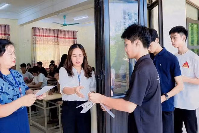 Cán bộ coi thi gọi thí sinh vào phòng thi và kiểm tra giấy báo dự thi, giấy tờ cá nhân của thí sinh tại điểm thi ở đặc khu Cô Tô.