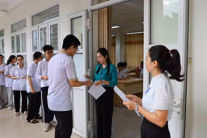 Cán bộ coi thi gọi thí sinh vào phòng thi.