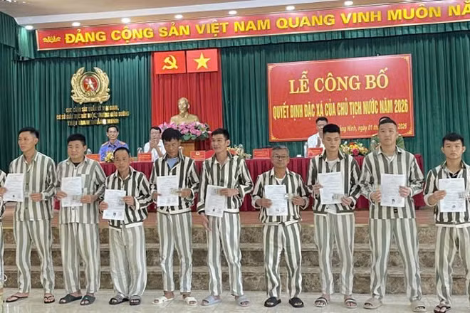 Đồng chí Hoàng Công Thủy và lãnh đạo Cục An ninh điều tra (Bộ Công an) trao Quyết định đặc xá của Chủ tịch nước cho các phạm nhân.