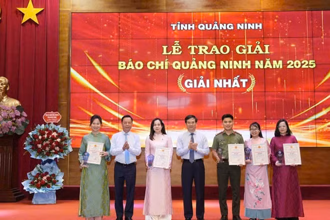 Các đồng chí lãnh đạo tỉnh Quảng Ninh trao giải Nhất Giải Báo chí tỉnh Quảng Ninh năm 2025 cho các tác giả, nhóm tác giả.