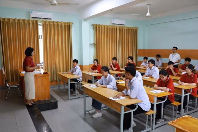 Cán bộ làm thi phổ biến, quán triệt lại cho các thí sinh về quy chế, quy định của kỳ thi.