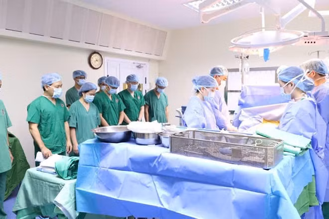 Các y bác sĩ tri ân nghĩa cử cao đẹp của người hiến tạng.