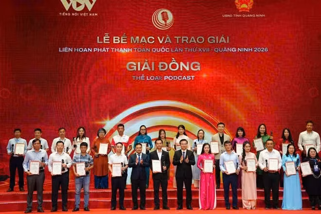 Ban Tổ chức trao Giải Đồng cho các tác giả và nhóm tác giả đoạt giải.
