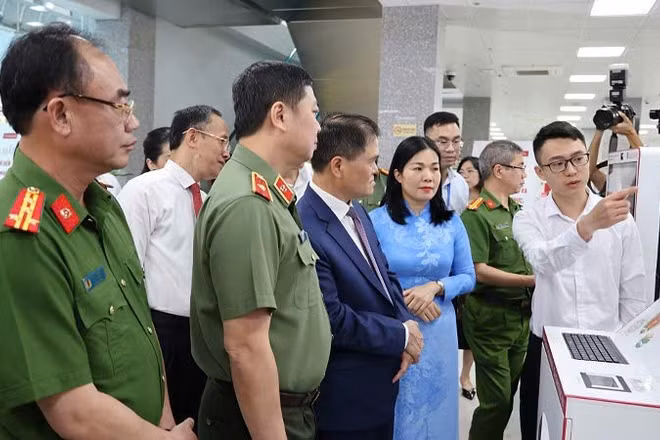 Các đại biểu tham quan mô hình thí điểm Kiosk thông minh tại Trung tâm Phục vụ hành chính công tỉnh Quảng Ninh.