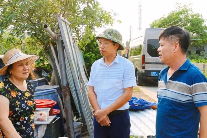 Lãnh đạo đặc khu Cô Tô gặp gỡ, trò chuyện với người dân chung tay chỉnh trang đô thị, bảo đảm môi trường du lịch.