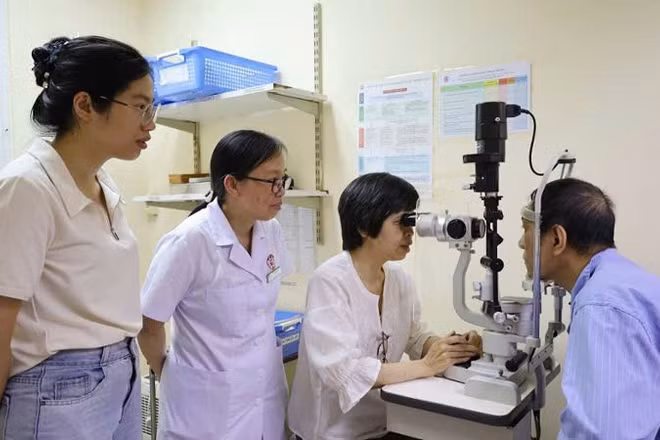 Bệnh nhân được thực hiện các xét nghiệm chuyên sâu trước khi tiến hành ghép giác mạc.