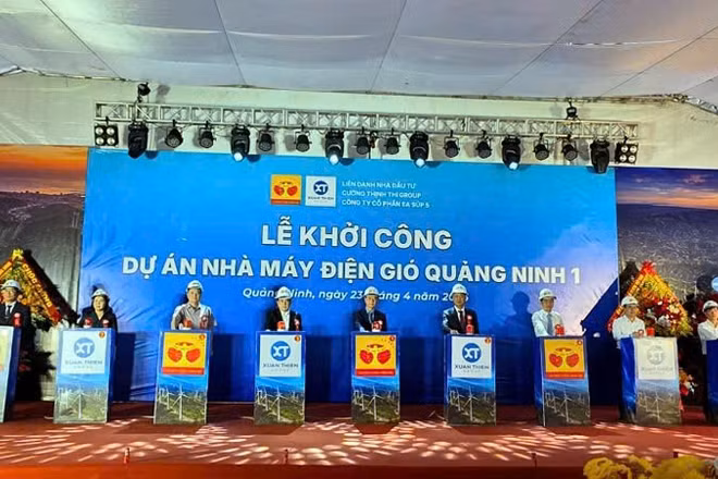 Các đại biểu nhấn nút khởi công Dự án Nhà máy điện gió Quảng Ninh 1.