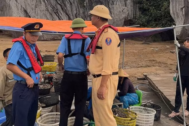 Lực lượng chức năng phát hiện hoạt động nuôi trồng thủy sản trái phép trên Vịnh Hạ Long.