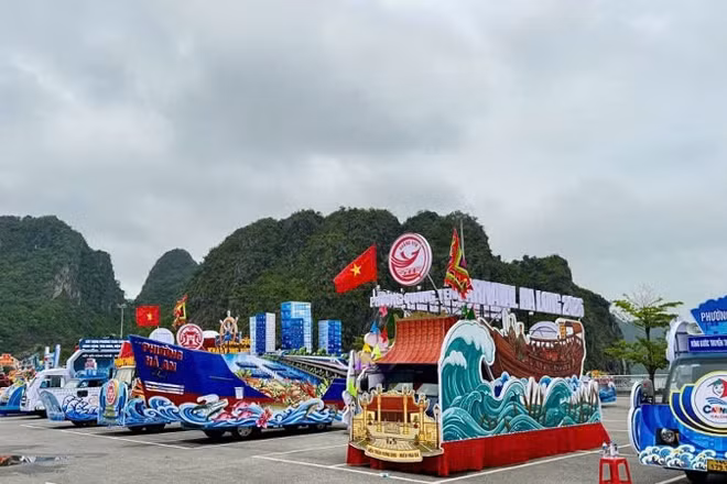 Mô hình xe diễu hành của các xã, phường, đặc khu tham gia hội thi.