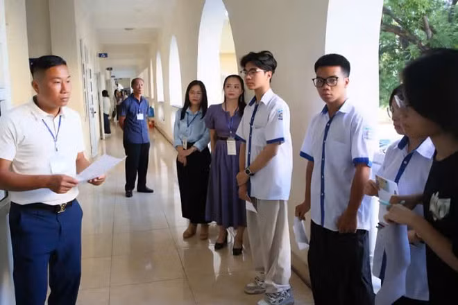 Các thí sinh làm thủ tục vào phòng thi.