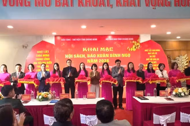 Các đại biểu cắt băng khai mạc Hội sách, báo Xuân Bính Ngọ 2026.