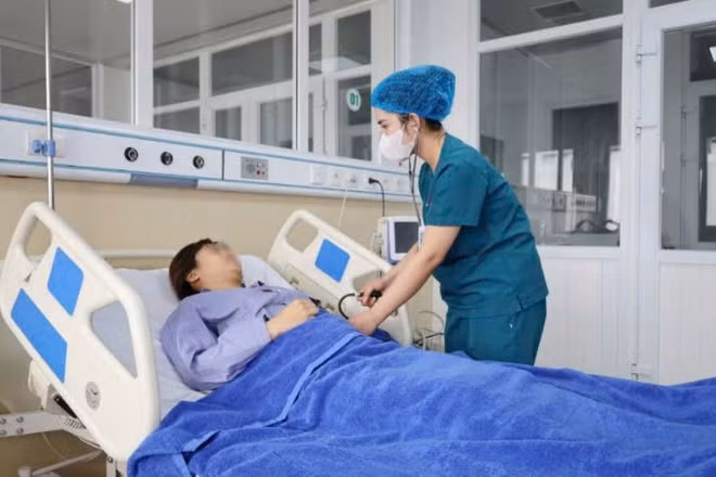 Nhân viên y tế kiểm tra sức khỏe cho người bệnh ghép thận trước khi ra viện.
