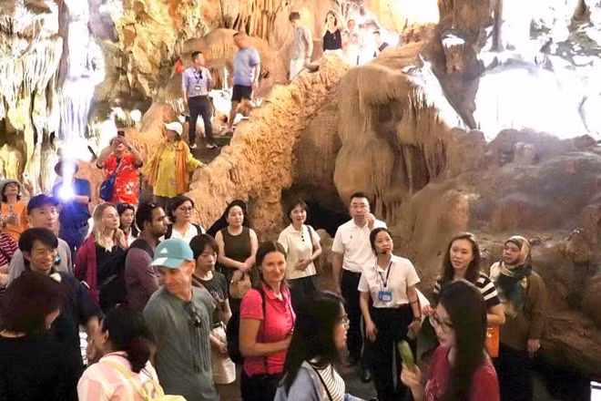 Khách tham quan động Thiên Cung trên Vịnh Hạ Long.
