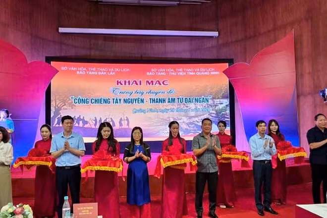 Các đại biểu cắt băng khai mạc Triển lãm.