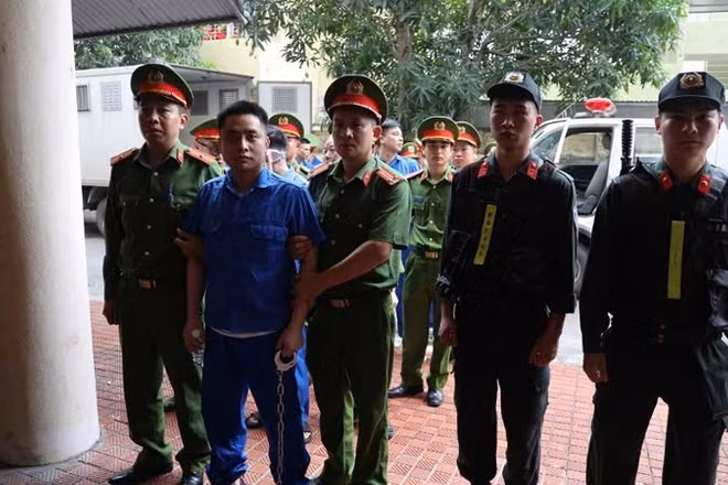 Bị cáo Bùi Đình Khánh được lực lượng Công an dẫn giải đến Tòa án nhân dân tỉnh Quảng Ninh.