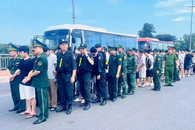 Lực lượng chức năng dẫn giải các đối tượng ra khu vực trao trả.