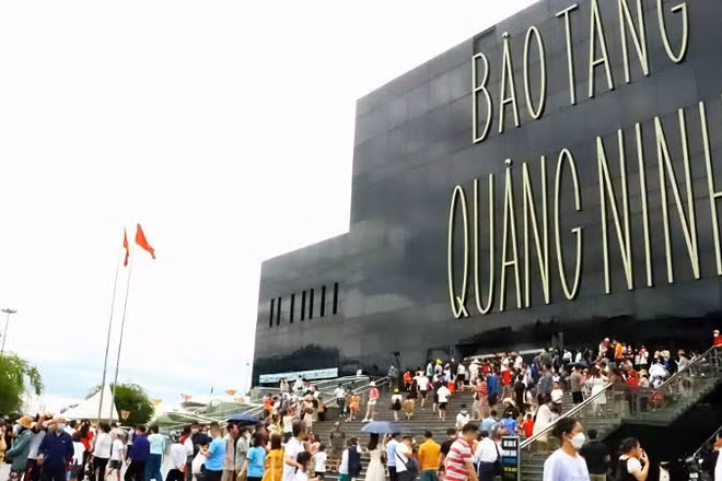 Du khách tham quan Bảo tàng Quảng Ninh tăng mạnh trong các ngày nghỉ lễ 30/4 và 1/5.