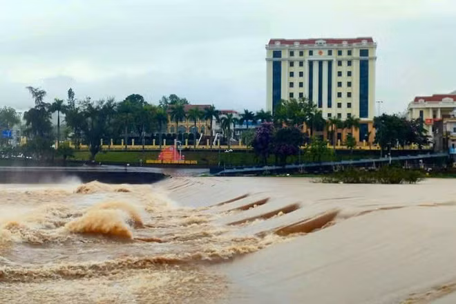 Nước sông Tiên Yên dâng cao, tiềm ẩn nguy cơ lũ quét.