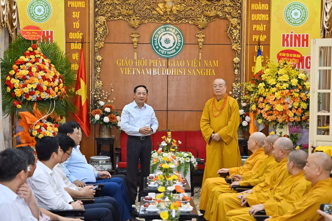 Đồng chí Trịnh Văn Quyết cùng đoàn công tác thăm, chúc mừng Trung ương Giáo hội Phật giáo Việt Nam. (Ảnh: THỦY NGUYÊN)