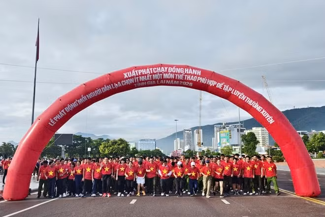 Các đại biểu cùng đông đảo quần chúng nhân dân xuất phát chạy bộ sau lễ phát động tại Quảng trường Nguyễn Tất Thành, phường Quy Nhơn. (Ảnh: LƯƠNG TÙNG)