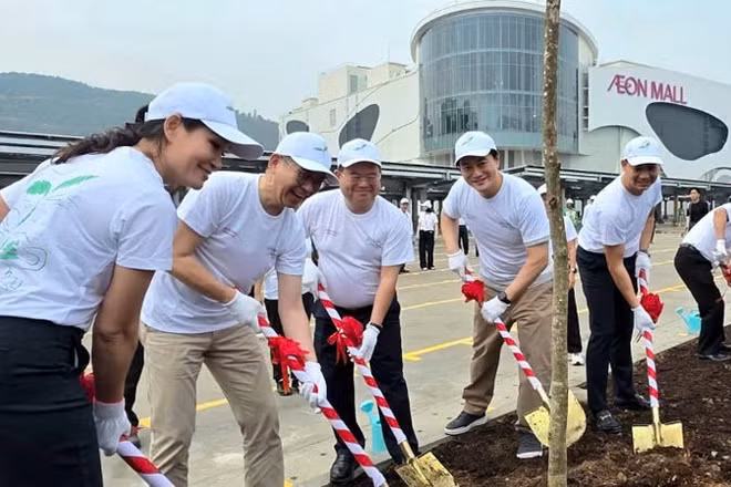 Các đại biểu tham gia trồng cây tại sự kiện. (Ảnh: QUANG THỌ)