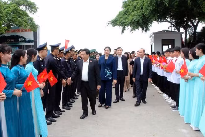 Đồng chí Nguyễn Xuân Thắng dự Ngày hội Đại đoàn kết toàn dân tộc tại xã Vĩnh Thực (Quảng Ninh).