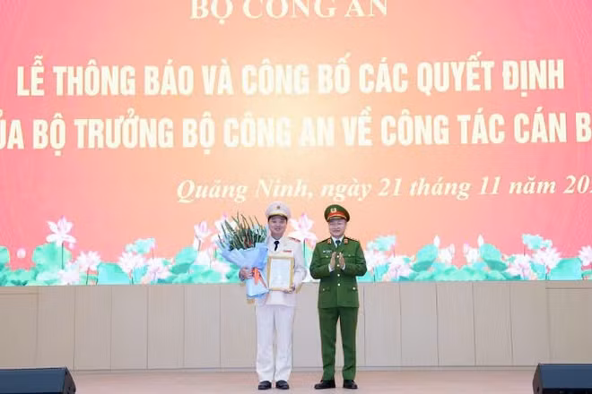 Thượng tướng Nguyễn Ngọc Lâm, Thứ trưởng Công an tặng hoa chúc mừng Thiếu tướng Nguyễn Tiến Trung, Giám đốc Công an tỉnh Quảng Ninh.