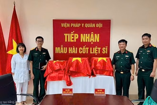 Tỉnh Quảng Ninh hoàn thành bàn giao 100% mẫu hài cốt liệt sĩ thu nhận được cho Viện Pháp y Quân đội để phục vụ phân tích, giám định ADN. (Ảnh: QMG)