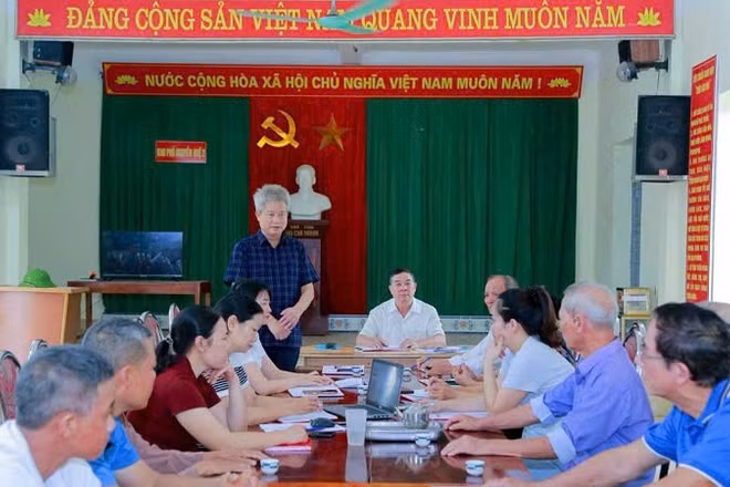 Buổi sinh hoạt chuyên đề tại Chi bộ khu phố Nguyễn Huệ 2, phường Đông Triều tuyên truyền, quán triệt chủ trương sắp xếp khu phố trên địa bàn. 