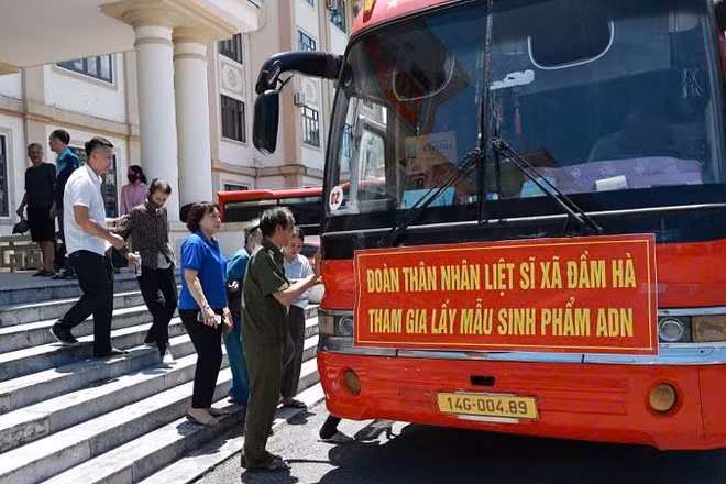 Xã Đầm Hà (Quảng Ninh) tổ chức, bố trí phương tiện đưa, đón thân nhân liệt sĩ đi lấy mẫu sinh phẩm ADN.