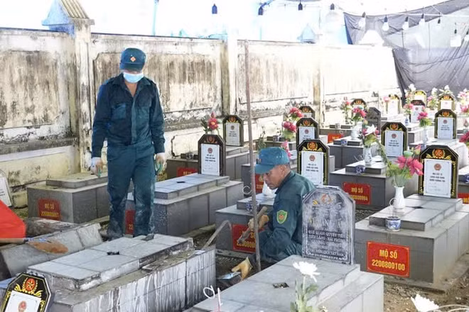 Tổ chức lấy mẫu xác định danh tính liệt sĩ tại nghĩa trang ở phường Uông Bí.