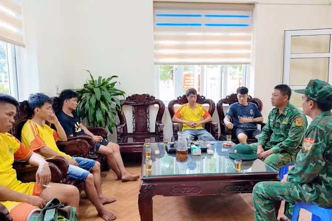 5 thuyền viên đầu tiên được cứu sống đưa về Trạm kiểm soát Biên phòng Nam Hải (Đồn Biên phòng Cô Tô) và được chăm sóc sức khỏe và bố trí nơi ăn, nghỉ. (Ảnh Trung tâm Cung ứng dịch vụ đặc khu Cô Tô)