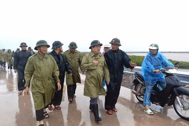 Bí thư Tỉnh ủy Quảng Ninh trực tiếp kiểm tra công tác khắc phục hậu quả của bão số 1 tại các địa phương khu vực Móng Cái. (Ảnh: Trung tâm cung ứng dịch vụ phường Móng Cái 1) 