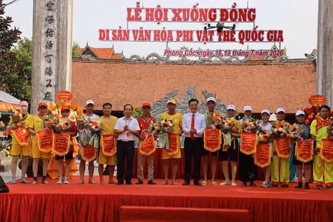 Ban tổ chức tặng cờ lưu niệm cho các đội tham gia Lễ hội xuống đồng.