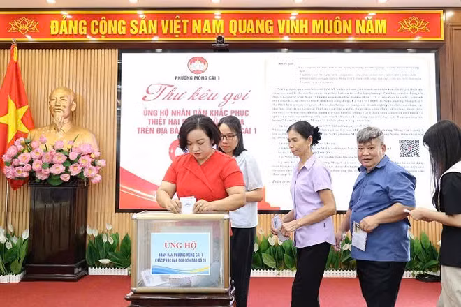 Nhiều tập thể, cá nhân trên địa bàn phường Móng Cái 1 ủng hộ người dân bị thiệt hại do bão số 1 gây ra.