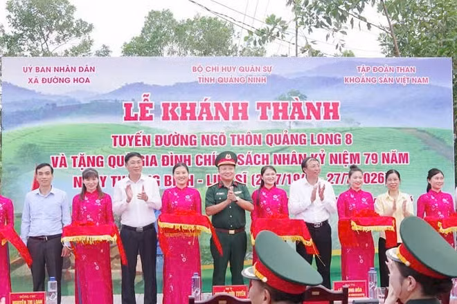 Các đại biểu cắt băng khánh thành tuyến đường ngõ thôn Quảng Long 8, xã Đường Hoa, Quảng Ninh.