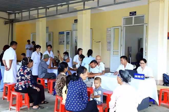 Người dân xã Cái Chiên được khám sức khỏe, tư vấn và sàng lọc bệnh miễn phí theo kế hoạch của tỉnh.