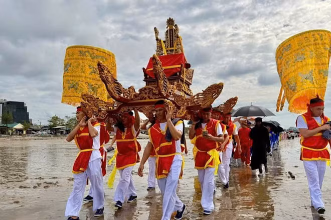Lễ rước kiệu nghênh thần trong Lễ hội đình Trà Cổ.