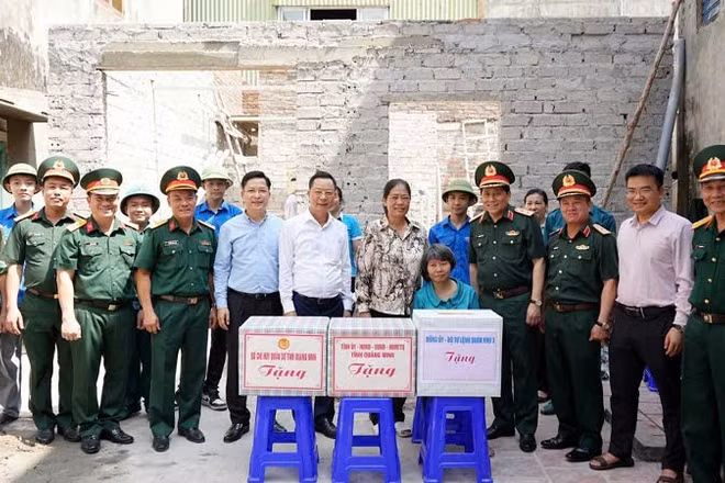 Trung tướng Nguyễn Đức Hưng cùng lãnh đạo tỉnh Quảng Ninh, Bộ Chỉ huy quân sự tỉnh và phường Cẩm Phả tặng những phần quà ý nghĩa tới gia đình bà Đỗ Thị Định.