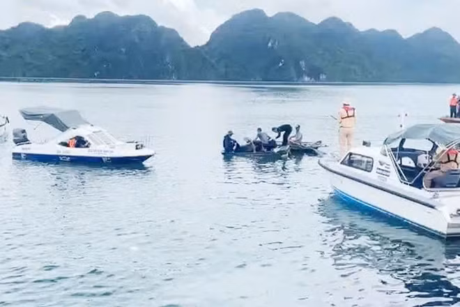 Lực lượng cứu hộ, cứu nạn đưa thi thể nạn nhân cuối cùng trong vụ lật sà lan HP4914 lên bờ.
