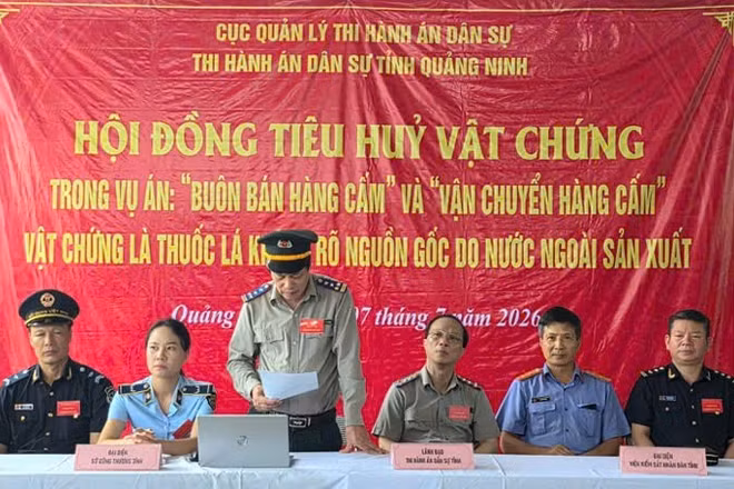Hội đồng tiêu hủy vật chứng công bố quyết định tiêu hủy số thuốc lá điếu do nước ngoài sản xuất là tang vật vụ án.