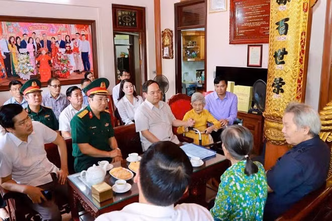 Bí thư Tỉnh ủy Quảng Ninh Quản Minh Cường ân cần hỏi thăm sức khỏe Mẹ Việt Nam Anh hùng Nguyễn Thị Huệ (104 tuổi) ở khu Vĩnh Tuy, phường Mạo Khê. 